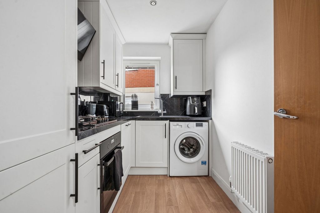 Property photo 3 of 17 Kitchen (2)