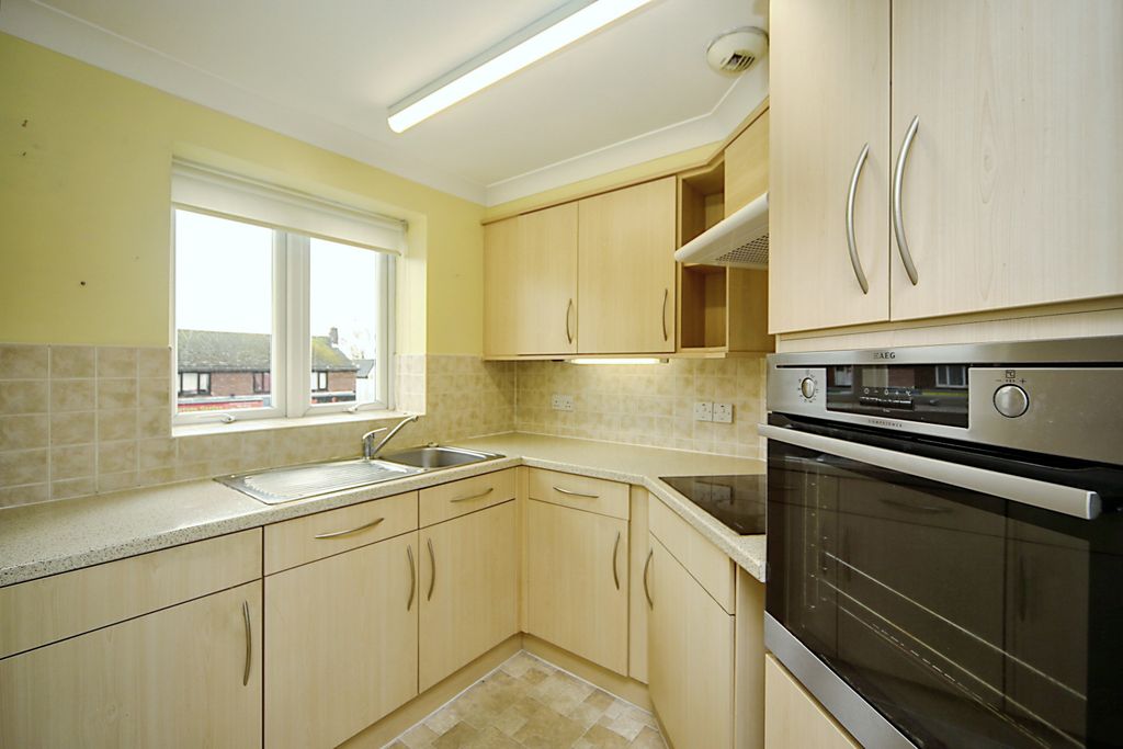 Property photo 3 of 10 Kitchen