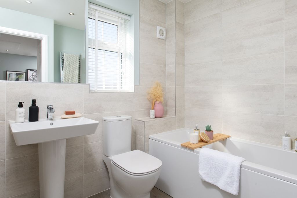 Property photo 1 of 8 Inside View Of 4 Bedroom Detached Hollinwood Main Bathroom