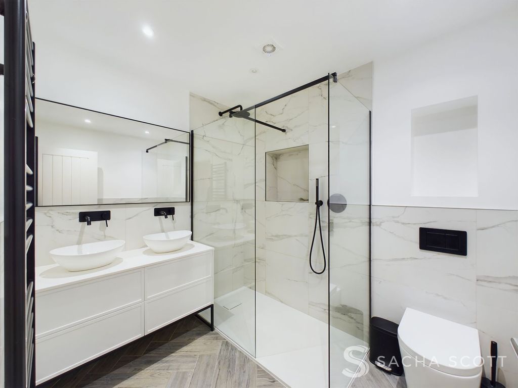 Property photo 3 of 19 Family Bathroom