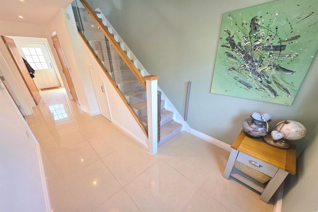 Property photo 2 of 16 Hallway
