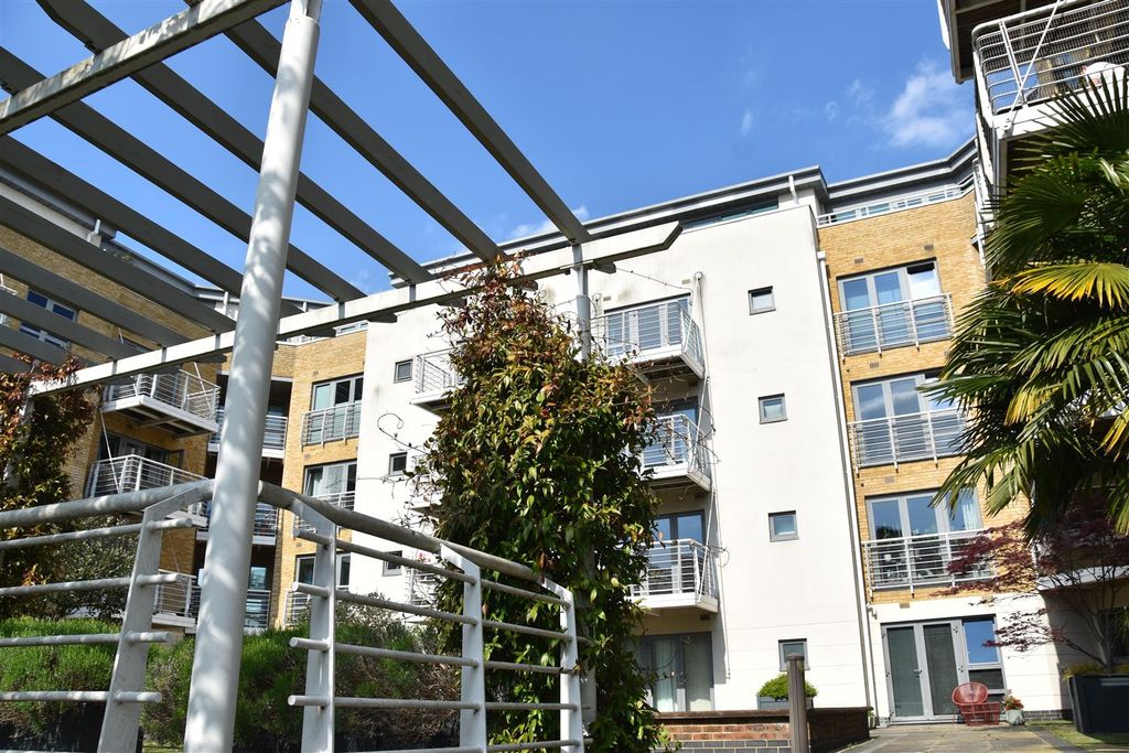 Additional image 15 of 3 bed flat for saleAdams Quarter, The Island TW8
