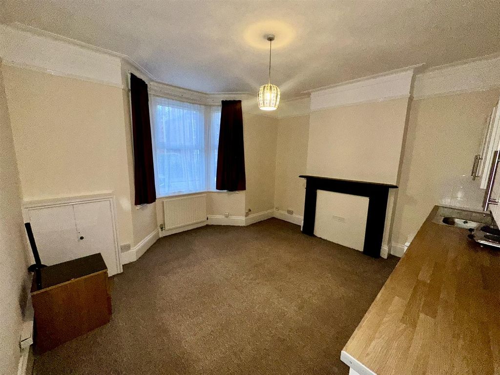 Property photo 2 of 6 Room (1/5)