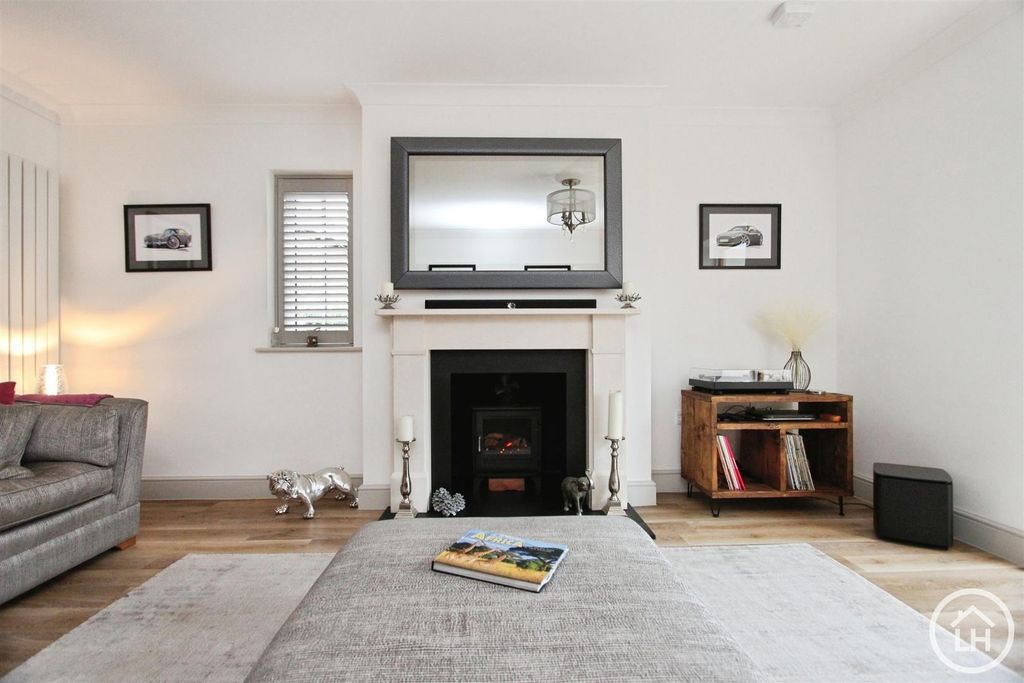 Property photo 3 of 41 Lounge