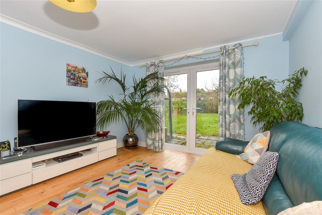 Property photo 3 of 12 Lounge