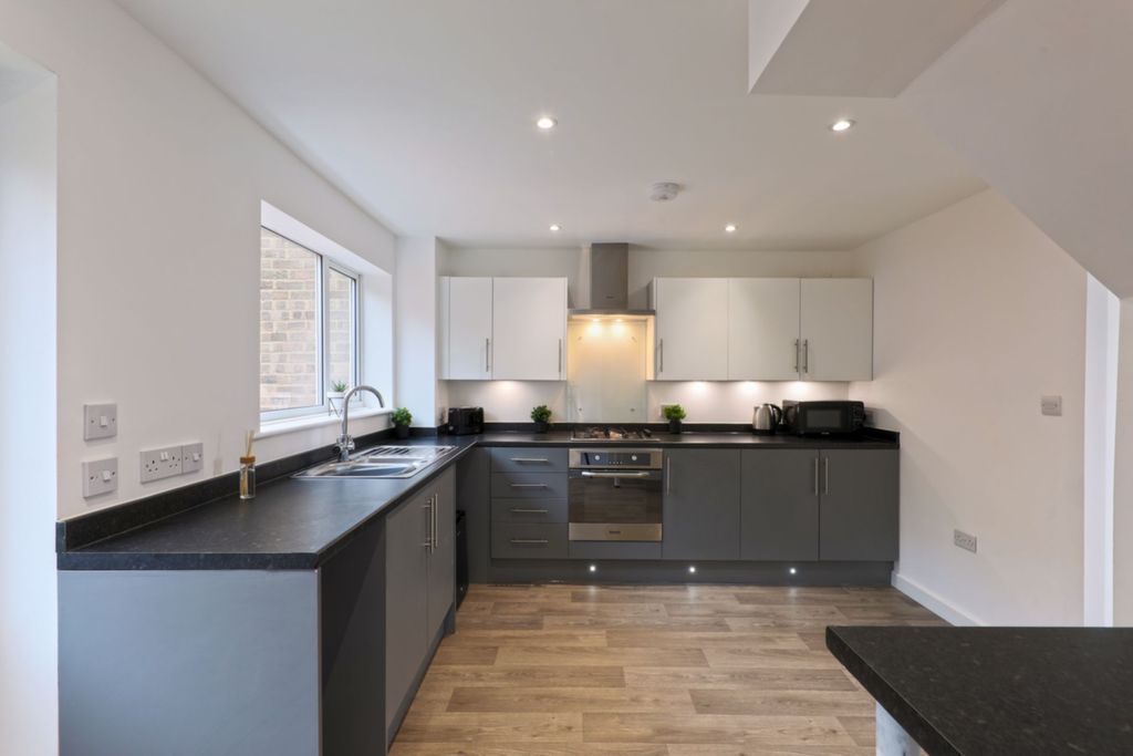 Property photo 2 of 12 Kitchen
