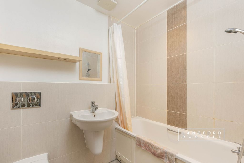 Property photo 2 of 12 Bathroom