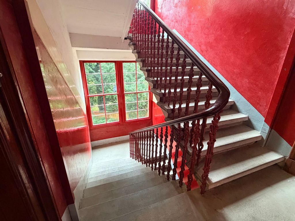 Property photo 2 of 18 Close Stairs