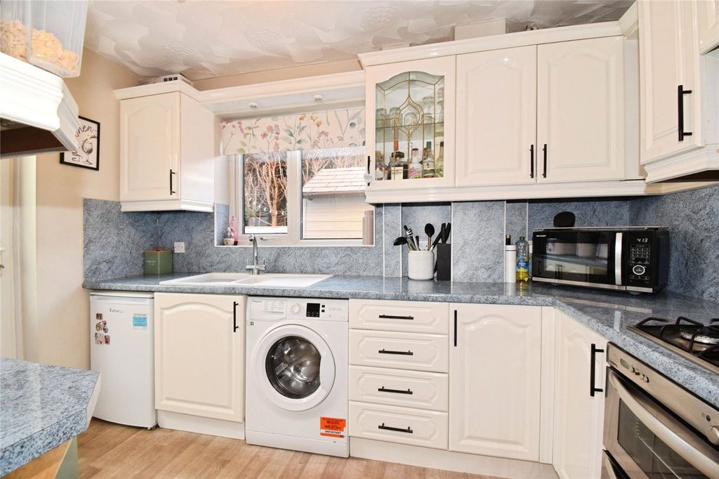 Property photo 3 of 19 Kitchen