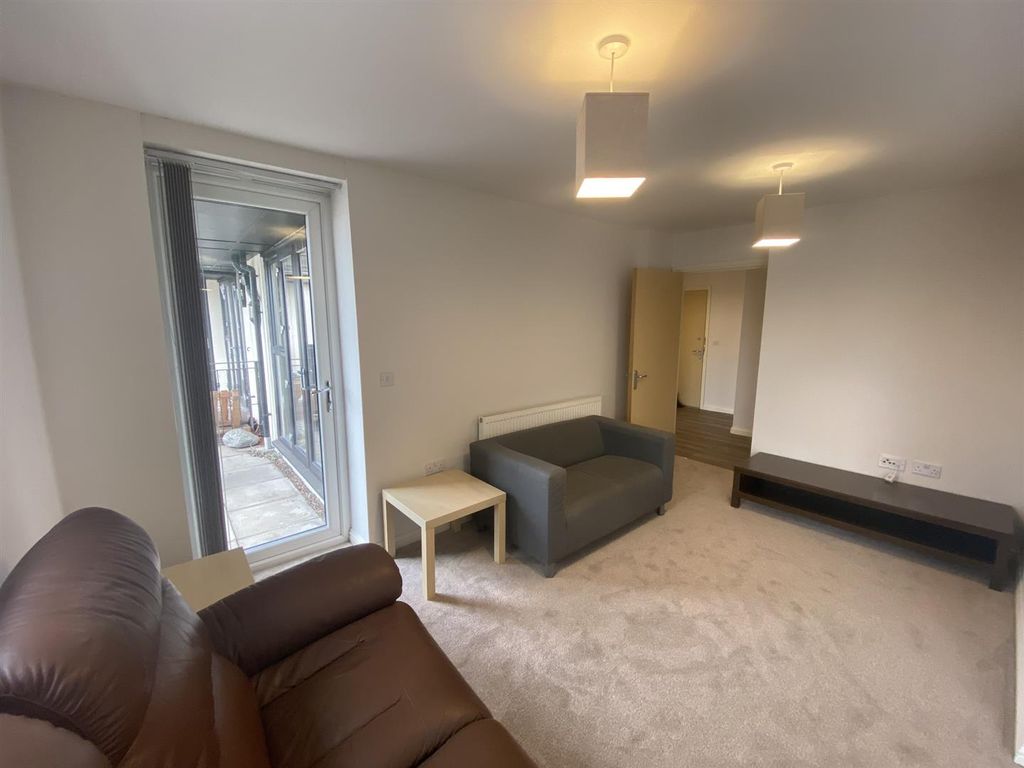 Property photo 3 of 19 Lounge