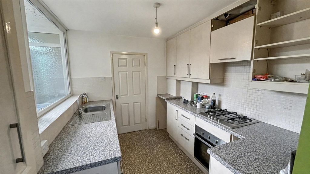 Property photo 3 of 19 Kitchen