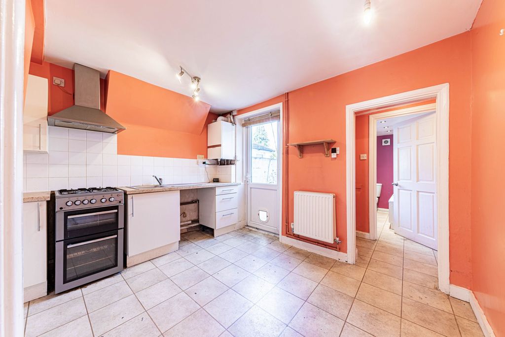 Property photo 3 of 15 Kitchen (1)