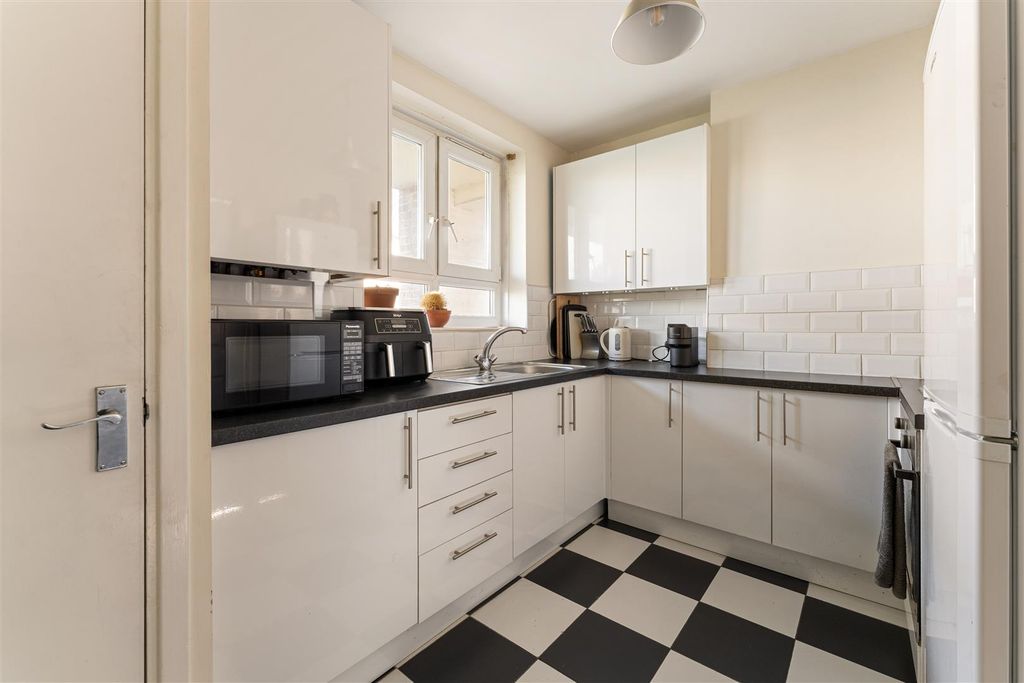 Property photo 3 of 32 Trelawney Estate, E9