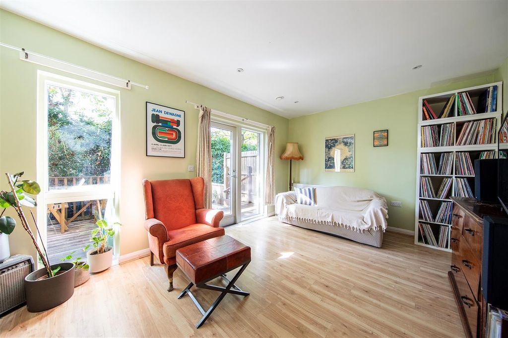 Property photo 2 of 33 William Marshall Close, E17