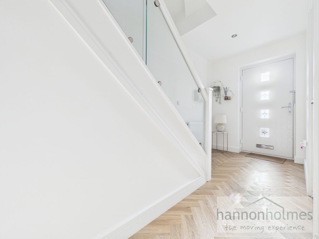 Property photo 3 of 33 Cam05283G0-Pr0151-Still002