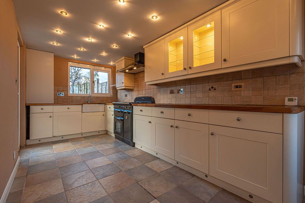 Property photo 3 of 24