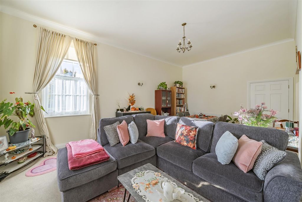 Property photo 3 of 17 Sitting Area