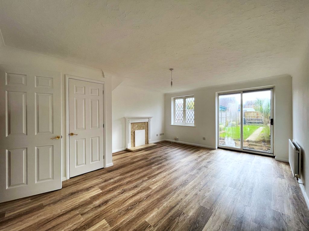 Property photo 3 of 19 Living Room