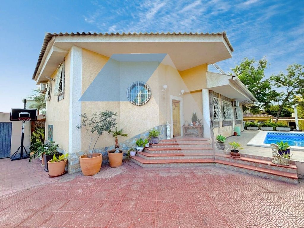 Property photo 1 of 41 Magnificent Urban Chalet In The Prestigious Haygón Area (San Vicente Del Raspeig), With All Services Nearby And A Very Short Distance From The University.