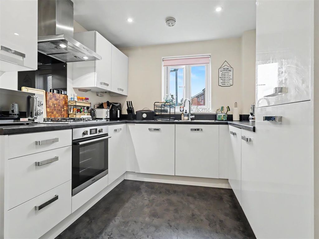 Property photo 3 of 10 Kitchen