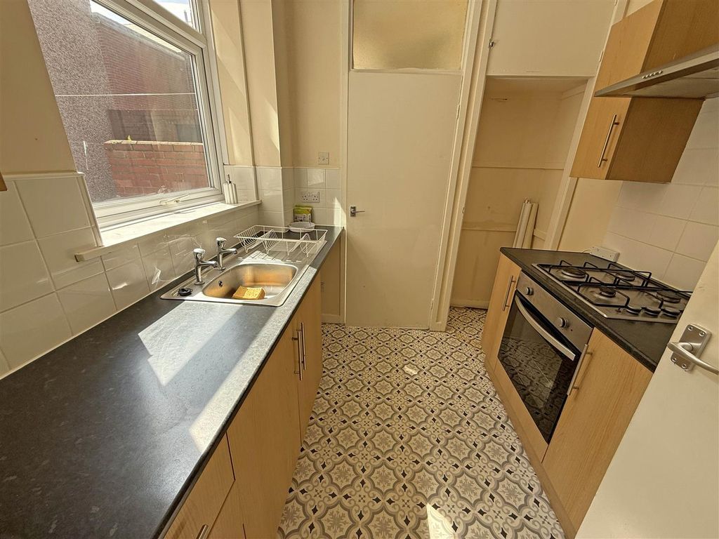 Property photo 3 of 9 Kitchen.Jpg