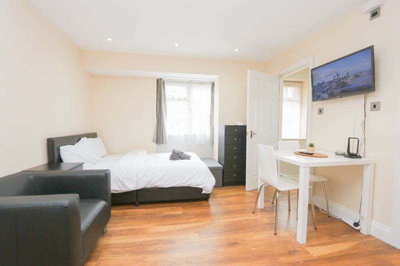 Property photo 1 of 7 Fully Loaded Studio Flat To Rent Â€“ Nash Road, Se4 2Qh