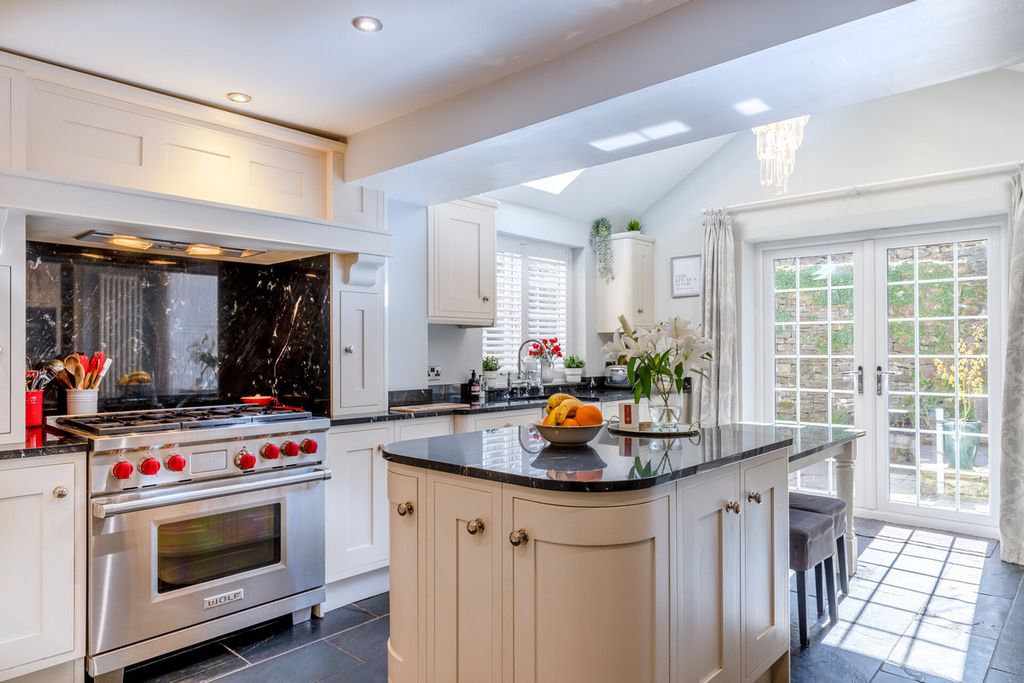 Property photo 3 of 42