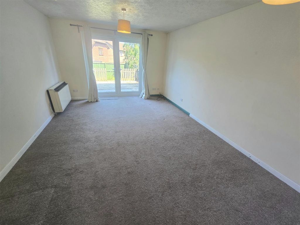 Property photo 2 of 8 Lounge