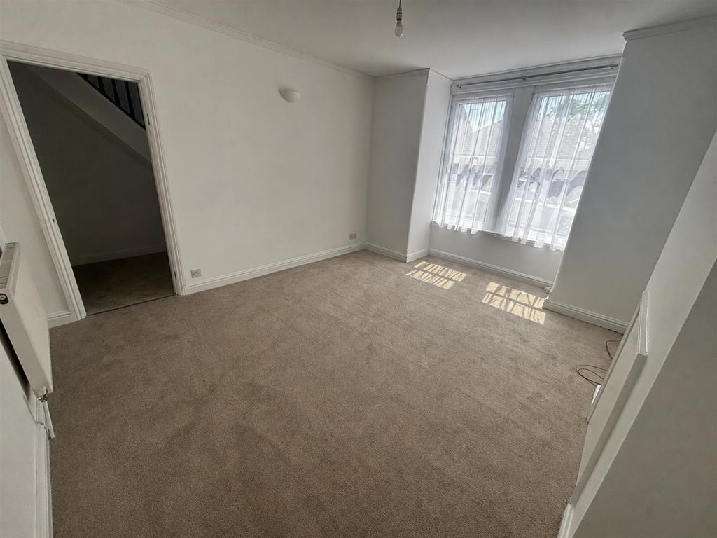 Property photo 2 of 17 Lounge
