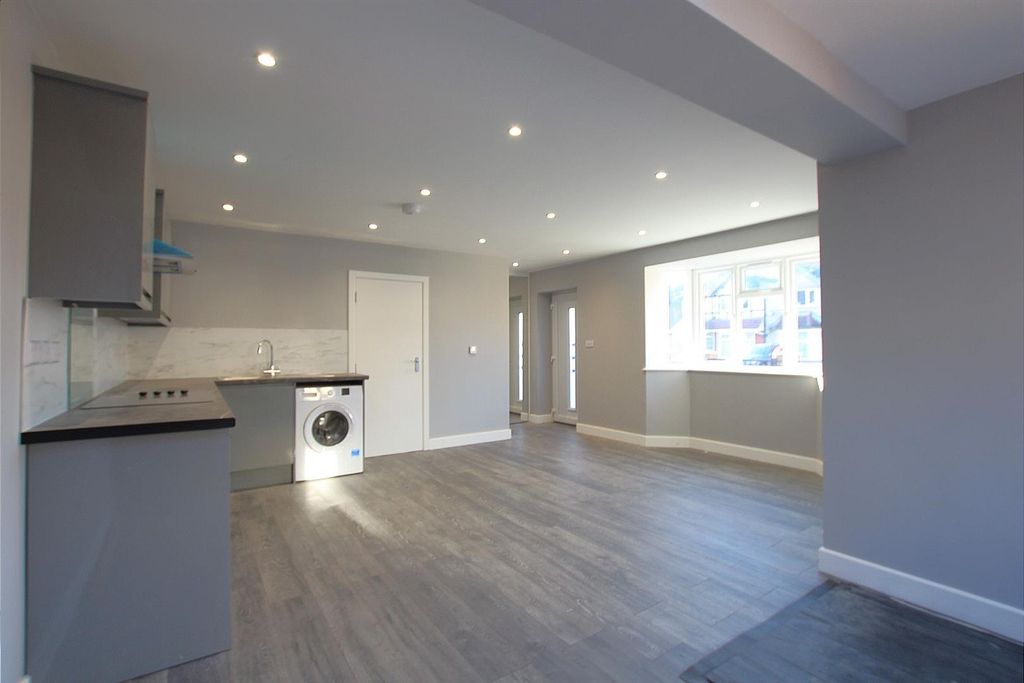 Property photo 3 of 10 Lounge