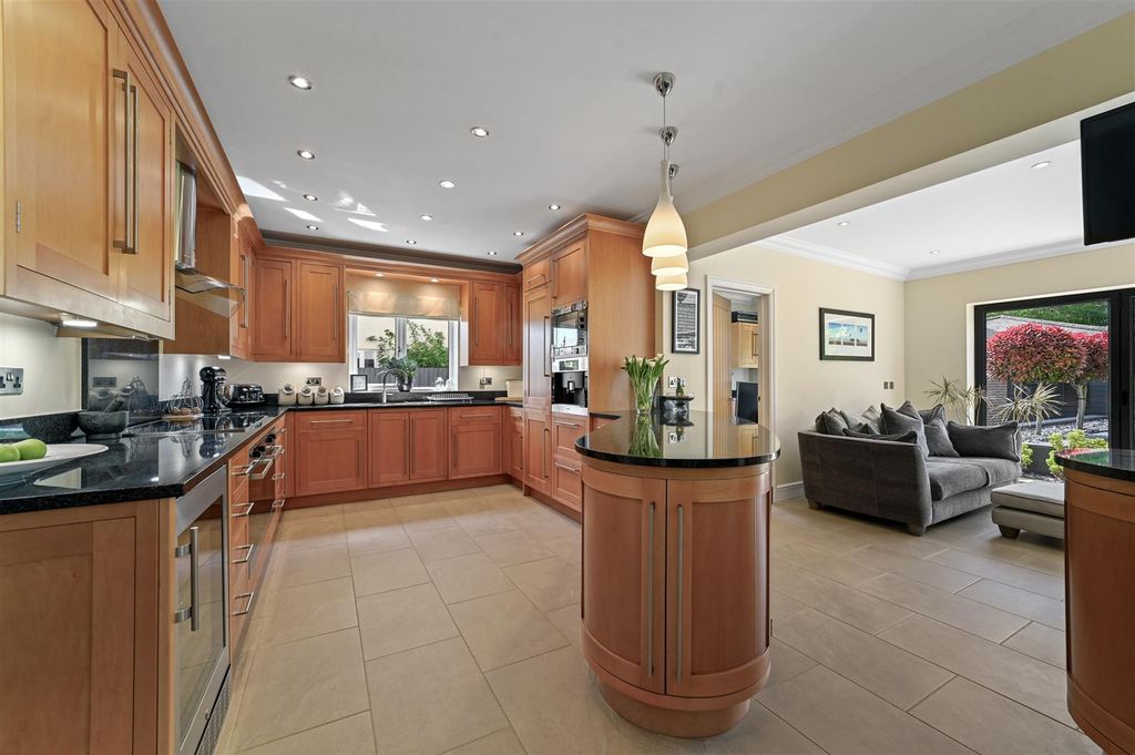 Property photo 3 of 33 Kitchen