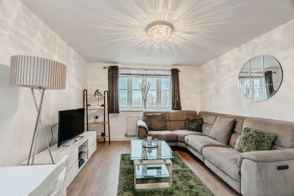 Property photo 3 of 16 Lounge