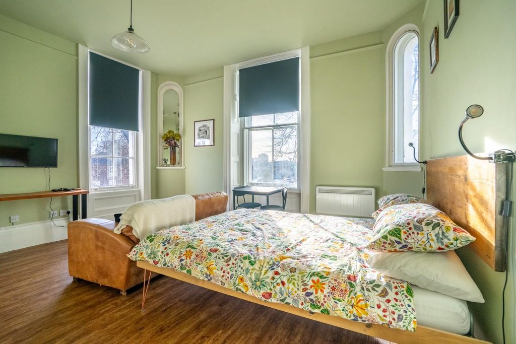 Property photo 3 of 16 Studio