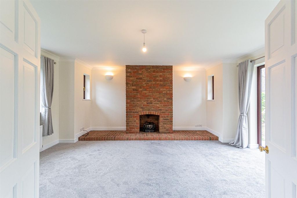 Property photo 3 of 25 Lounge