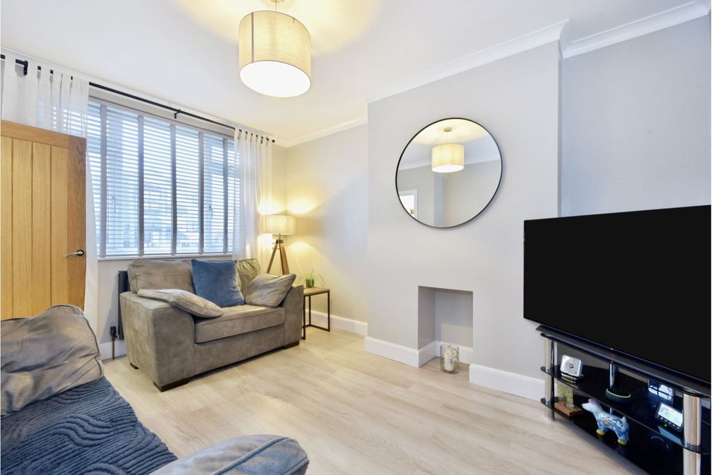 Property photo 3 of 15 Lounge