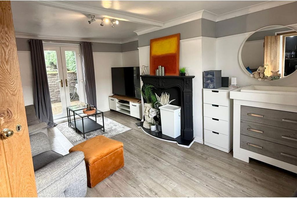 Property photo 3 of 20 Living Room