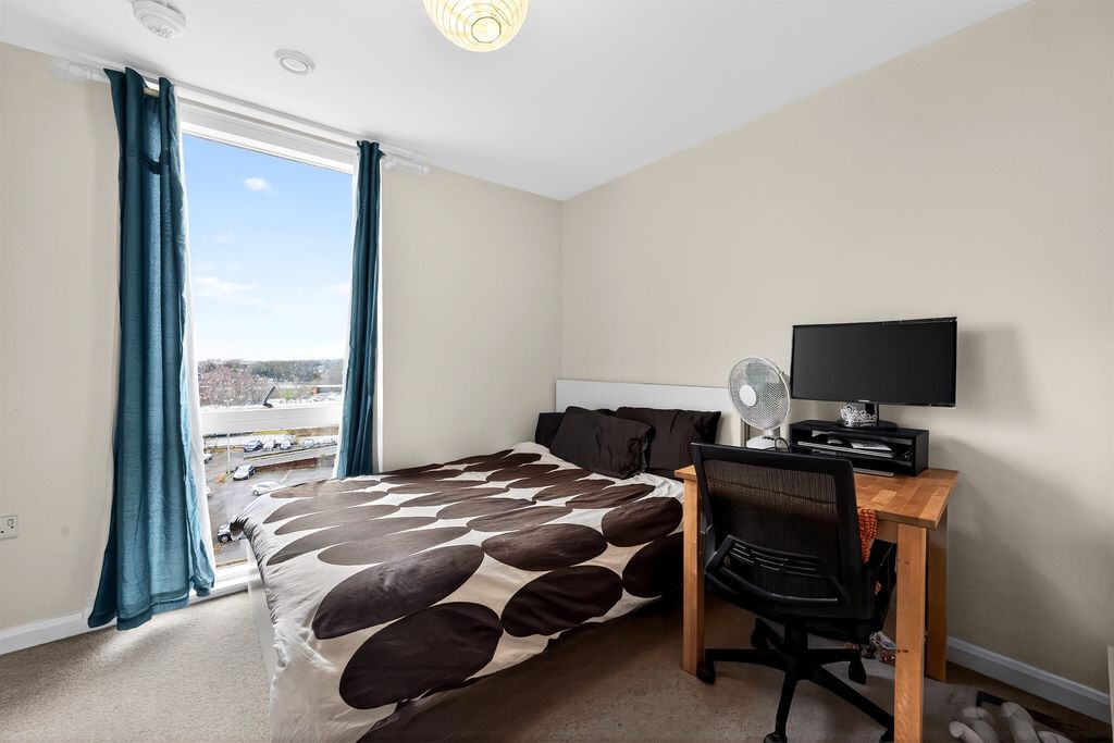 Property photo 2 of 21