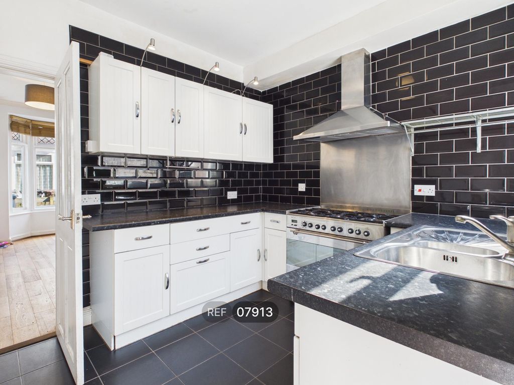 Property photo 2 of 25 Kitchen
