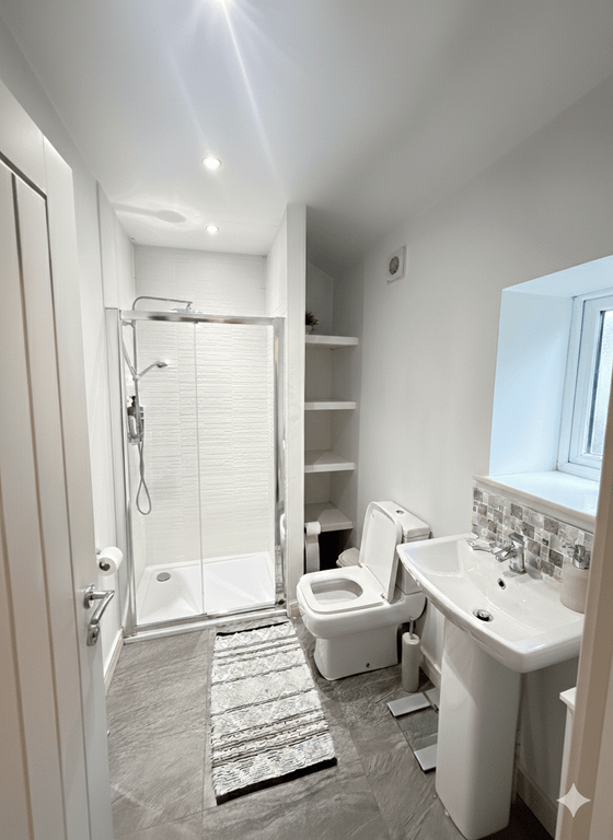 Property photo 3 of 10 Family Bathroom