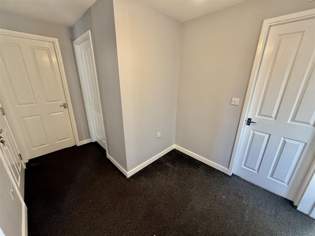 Property photo 3 of 9 Entrance Hall