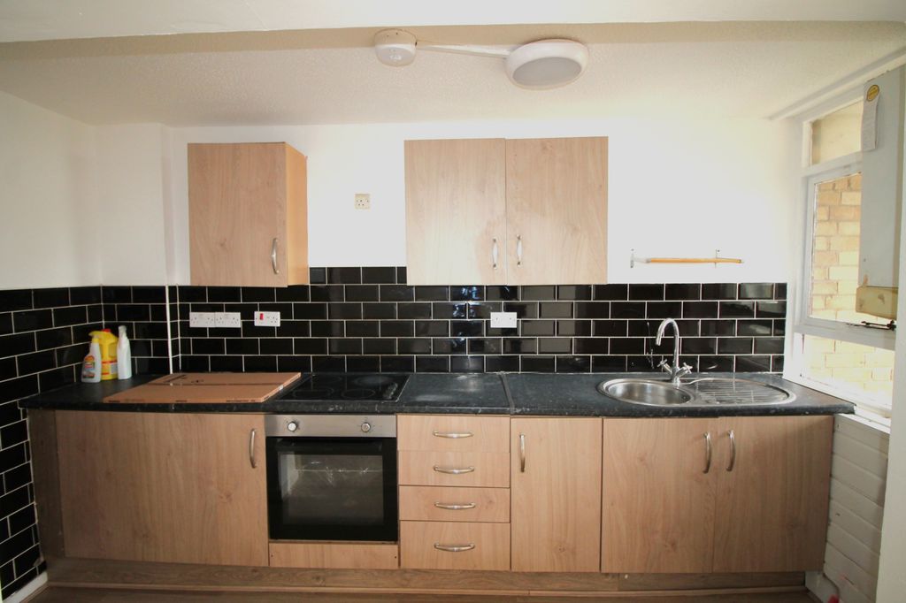 Property photo 3 of 9 Kitchen