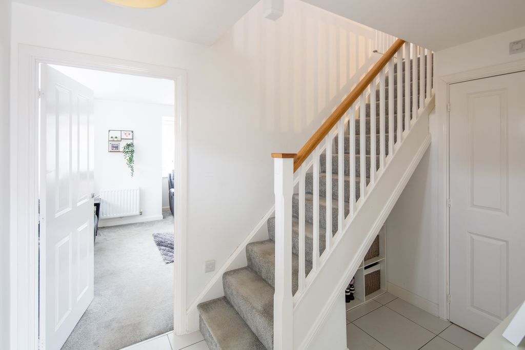 Property photo 3 of 20 Entrance Hall