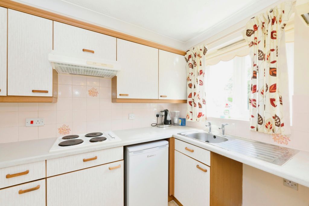 Property photo 3 of 9 Kitchen