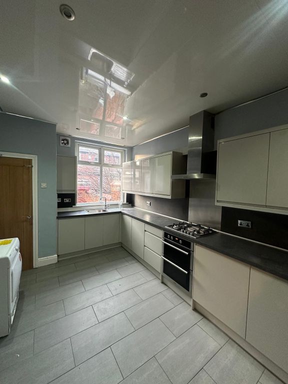 Property photo 2 of 11 Kitchen