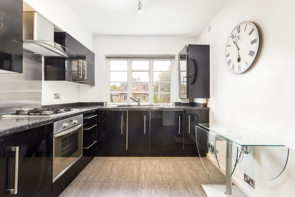 Property photo 1 of 13 Ossulton Way (8)