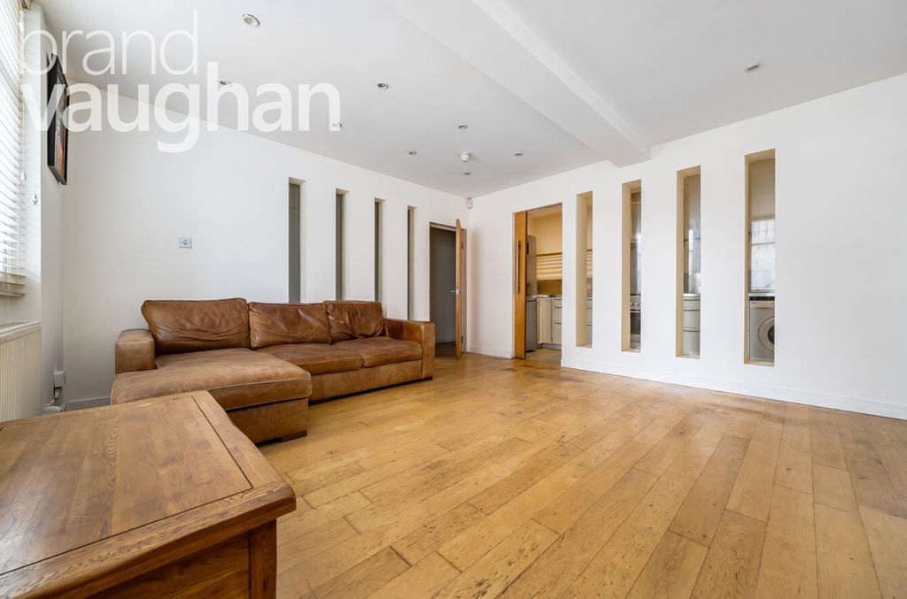 Property photo 2 of 12 F0d24c6A-45c3-41A...