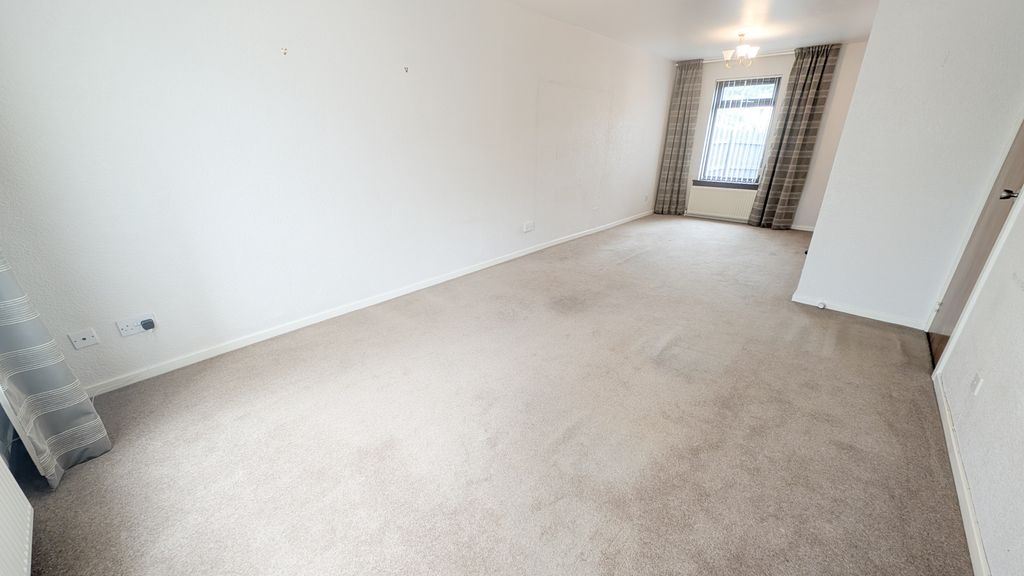 Property photo 3 of 18 Lounge