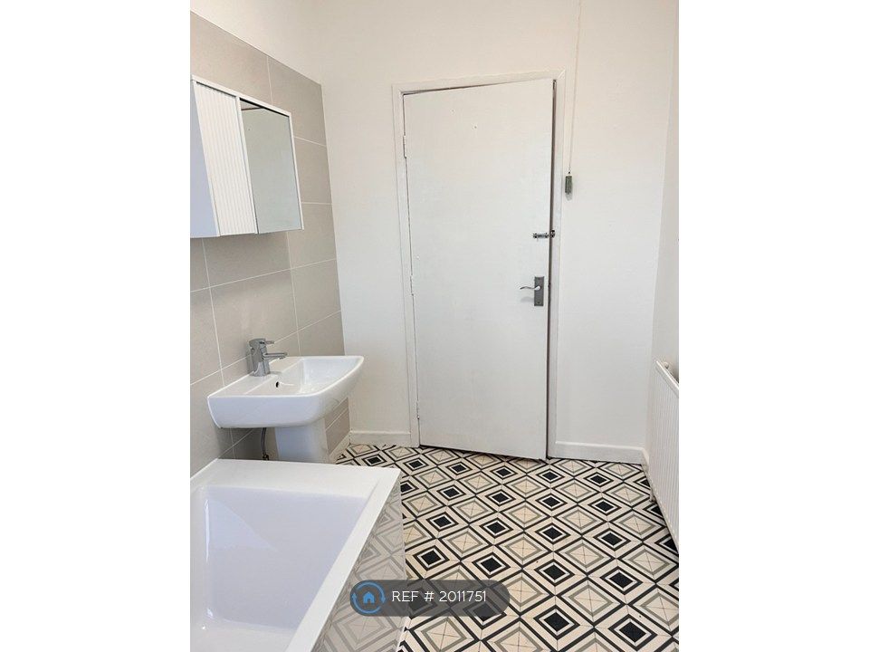 Property photo 2 of 10 Bathroom