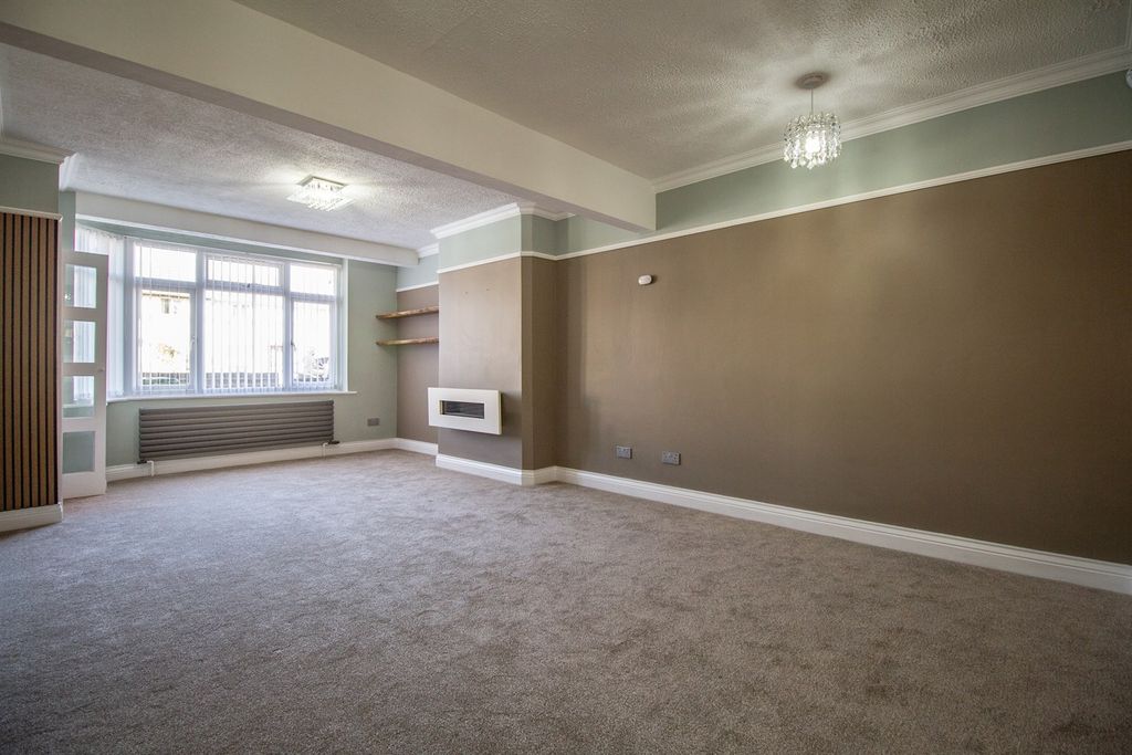 Property photo 3 of 34 Lounge