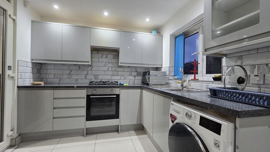 Property photo 1 of 7 Three Bedroom End Terraced House